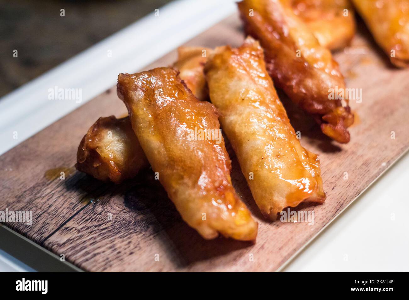 Dolci frittelle di banana filippine avvolte in wrapper di lumpia localmente chiamati turon a Cebu City, Filippine Foto Stock