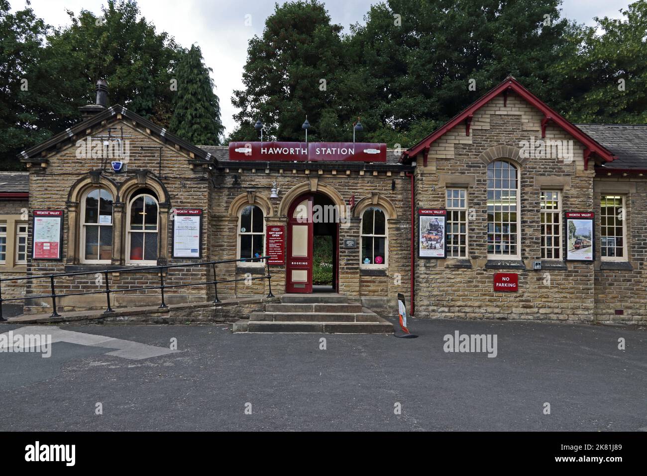 Vista esterna della stazione di Haworth sulla ferrovia di Keighley & Worth Valley Foto Stock