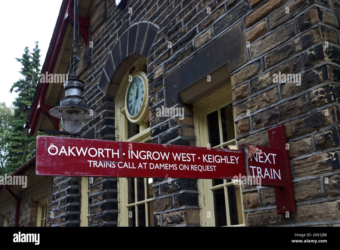 Cartello con la destinazione del prossimo treno alla stazione di Haworth sulla ferrovia di Keighley & Worth Valley Foto Stock