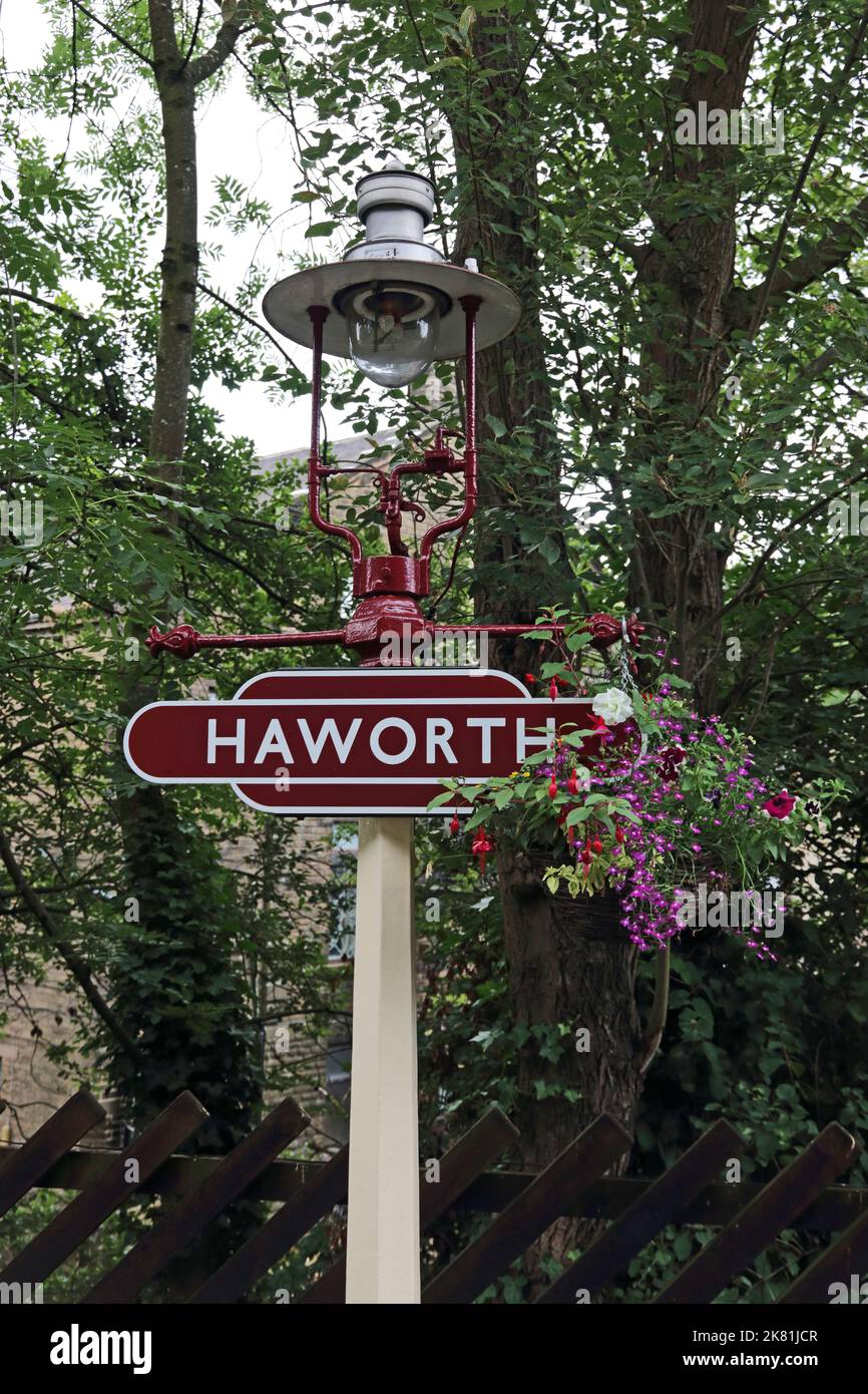 Cartello della stazione di Haworth su Keighlet & Worth Valley Railway Foto Stock