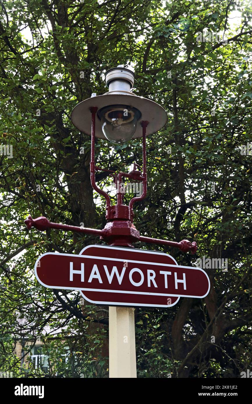 Cartello della stazione di Haworth su Keighlet & Worth Valley Railway Foto Stock