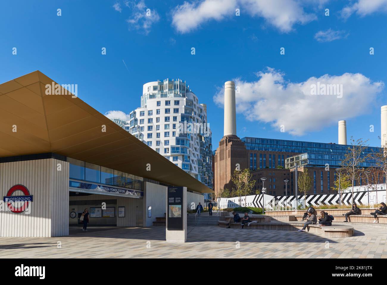 La centrale elettrica di Battersea e l'entrata della stazione della metropolitana, Londra del Sud Regno Unito, sono state recentemente ricostruite nell'ottobre 2022 Foto Stock