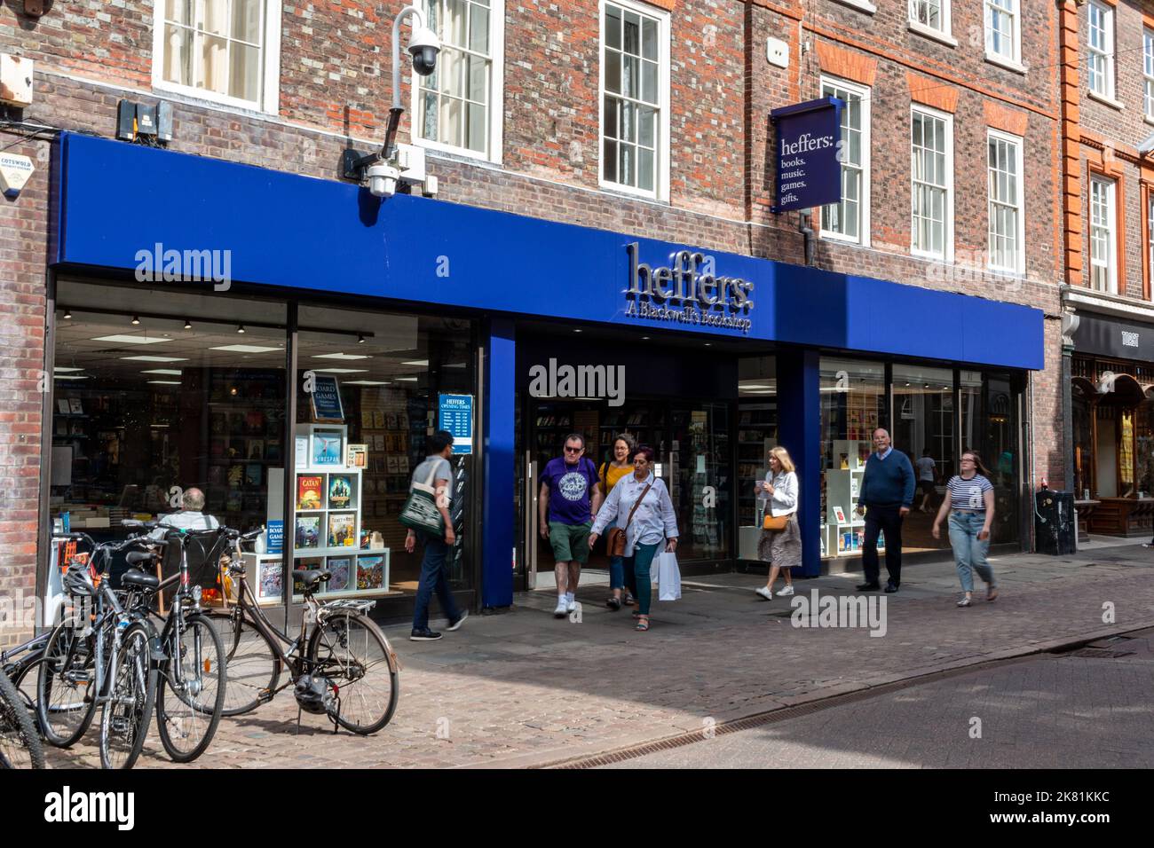 Una vista esterna della libreria Heffers su Trinity Street, Cambridge, Regno Unito. Foto Stock