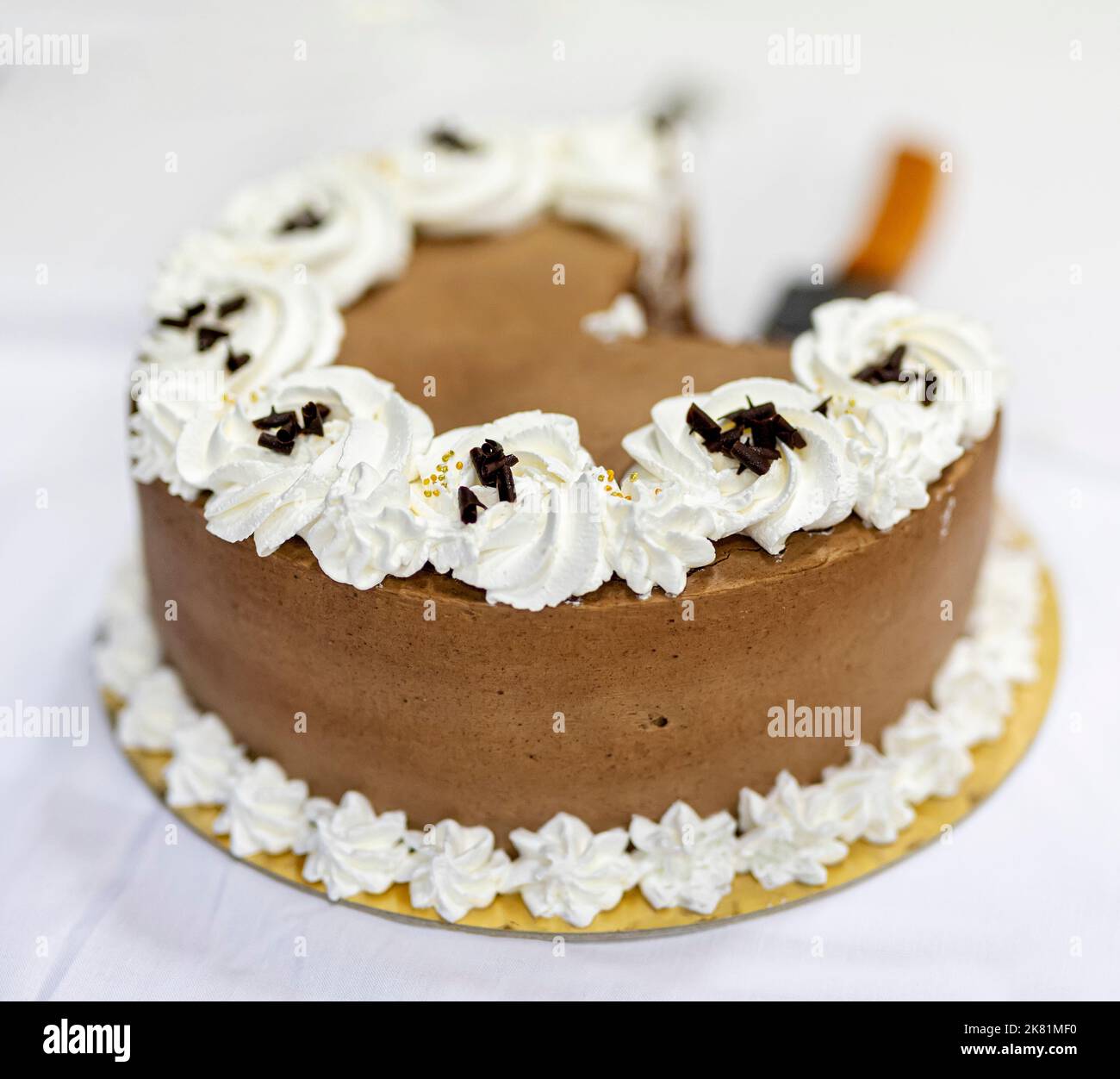 Torta al cioccolato con panna montata Foto Stock