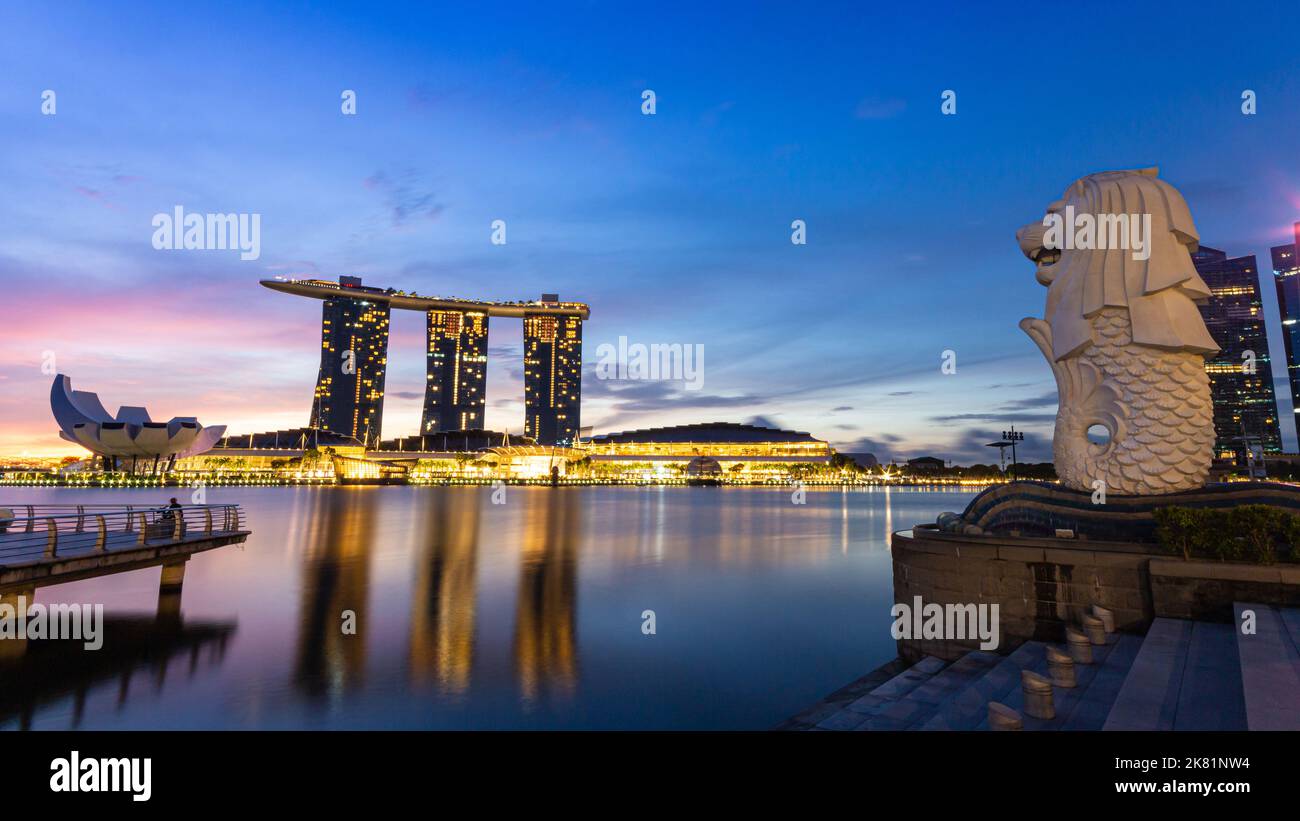 MARINA BAY , SINGAPORE - 15 OTTOBRE 2022 : Merlion e Marina Bay sabbia con crepuscolo al mattino. Edificio iconico intorno alla baia del porto turistico. Foto Stock