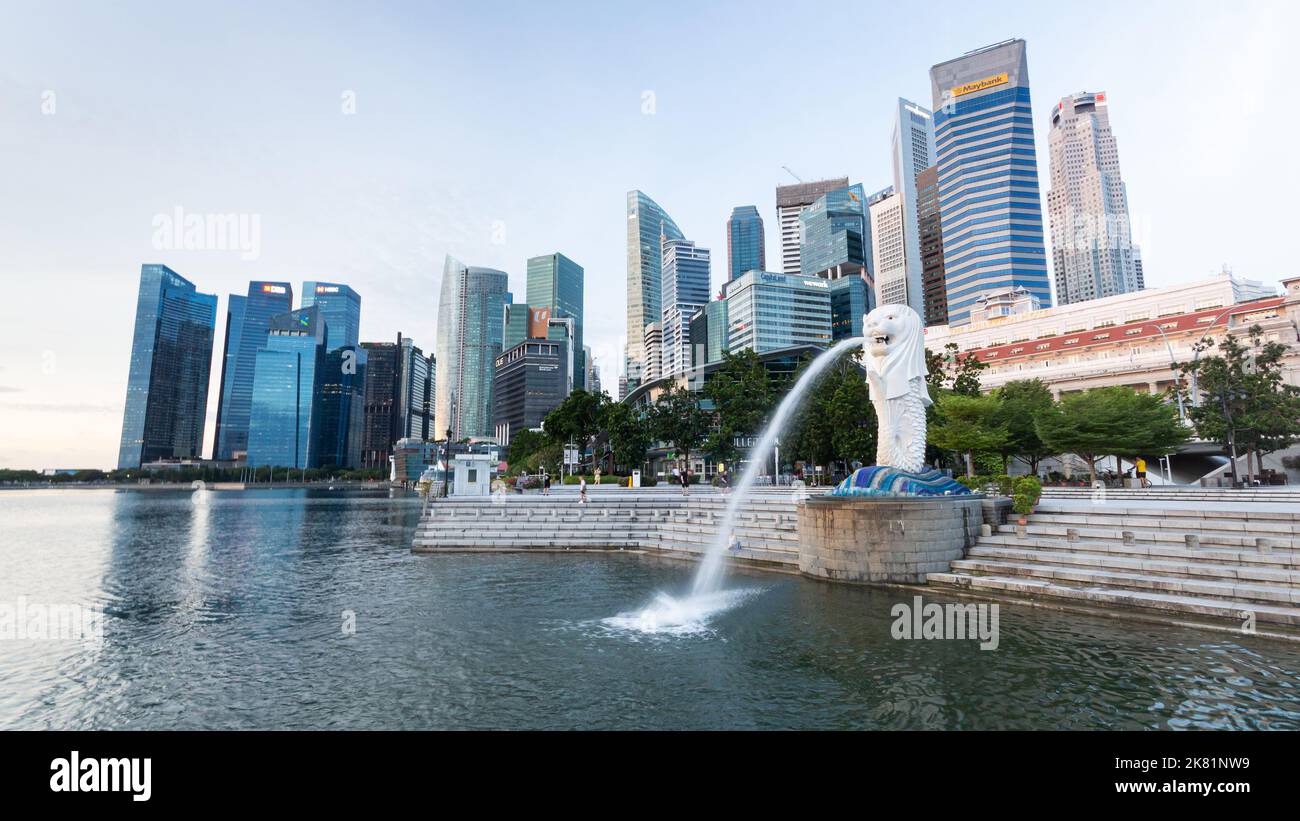 MARINA BAY , SINGAPORE - 15 OTTOBRE 2022 : Merlion Park e iconico edificio intorno alla baia marina in mattinata. Foto Stock