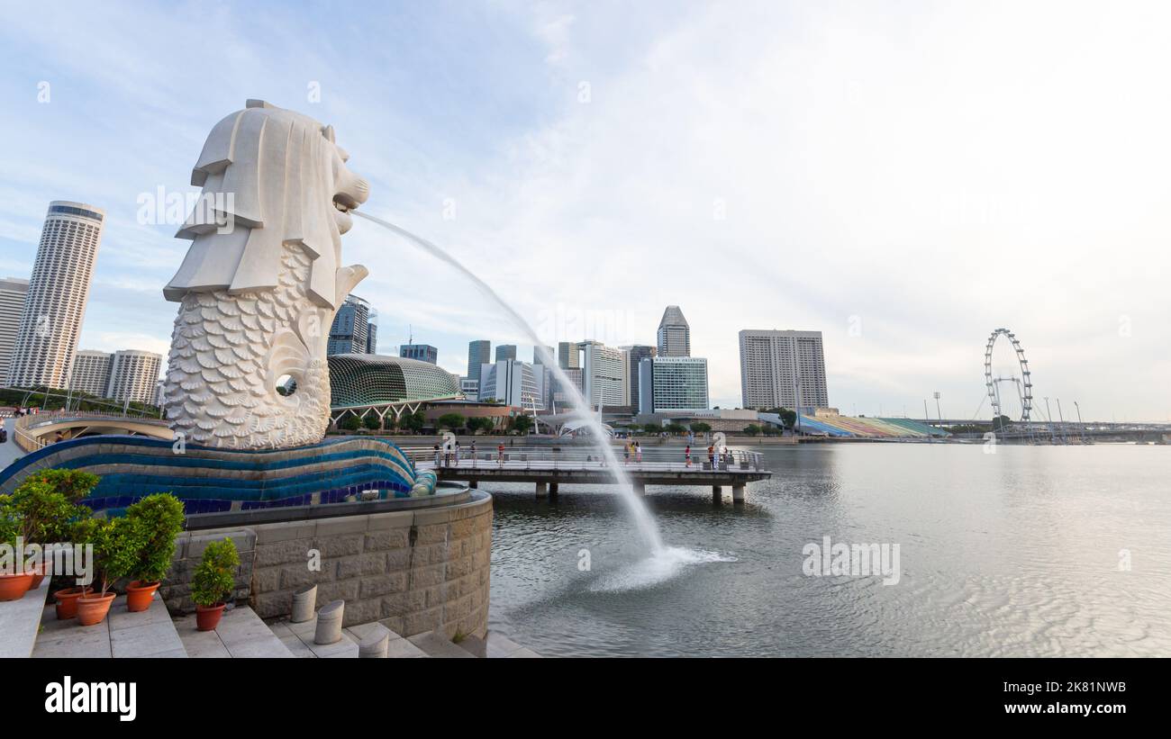 MARINA BAY , SINGAPORE - 15 OTTOBRE 2022 : Merlion Park e iconico edificio intorno alla baia marina in mattinata. Foto Stock