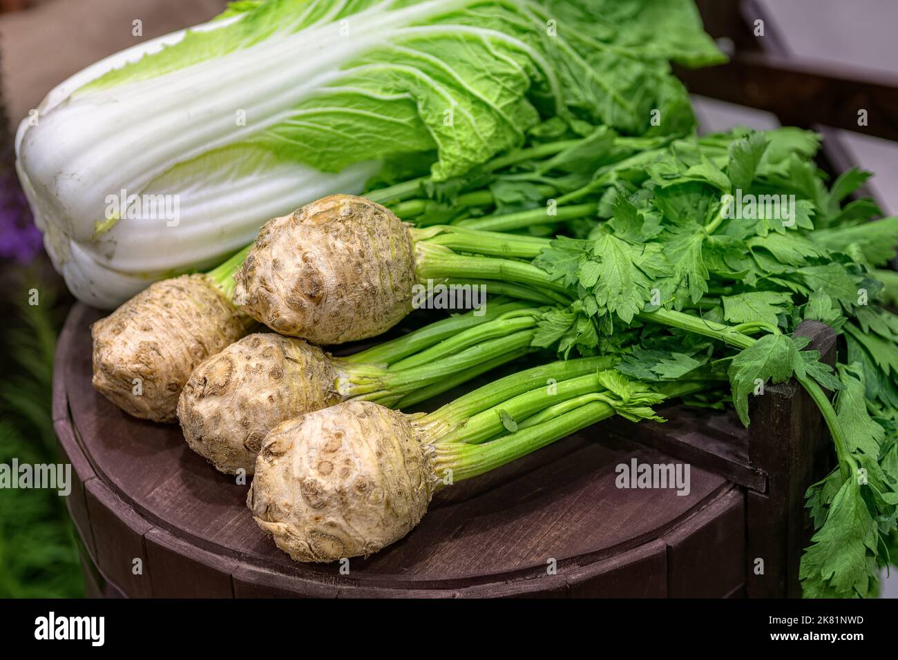 Radice di sedano fresco con gambo con foglie verdi e cavolo cinese. Ingredienti salutari per insalate. Cibo vegetariano. Foto Stock