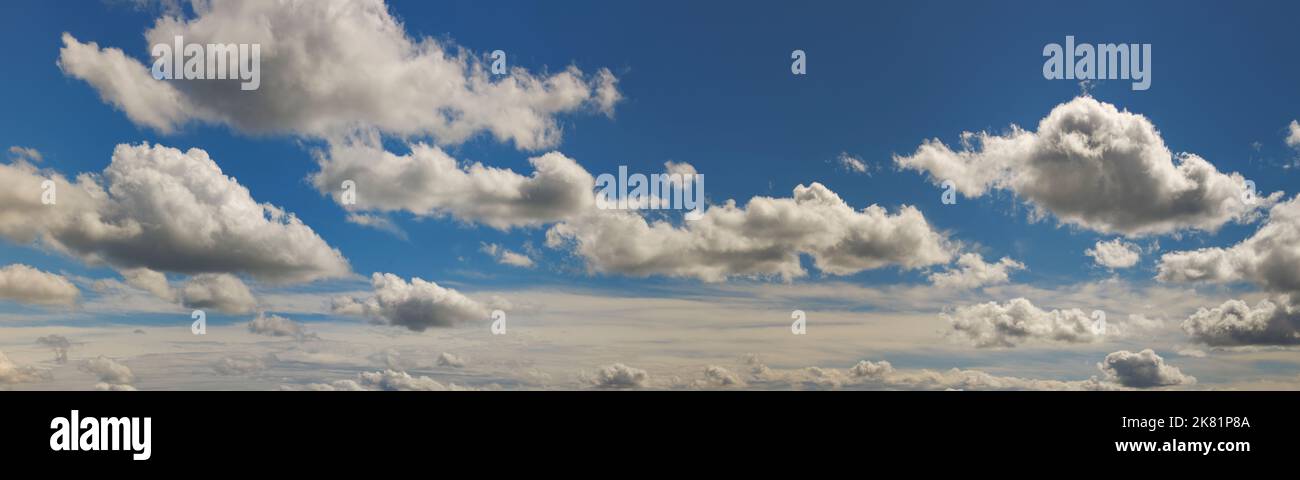 Cielo dalle nuvole soffici in un'ampia vista panoramica Foto Stock