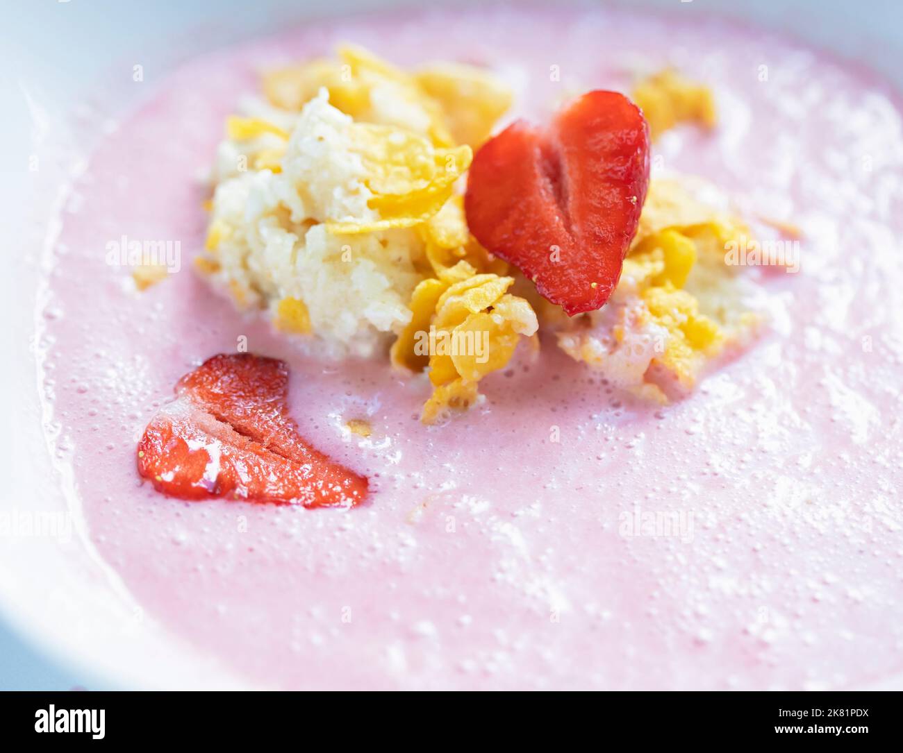 Zuppa di frutta con formaggio casolare alle fragole e corn flakes Foto Stock