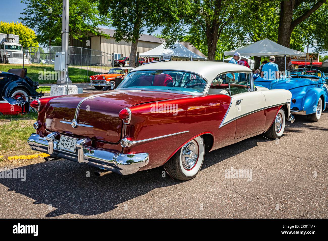 Falcon Heights, MN - 19 giugno 2022: Vista dall'alto dell'angolo posteriore di una coupé Oldsmobile 98 Holiday Hardtop 1954 in occasione di una fiera automobilistica locale. Foto Stock