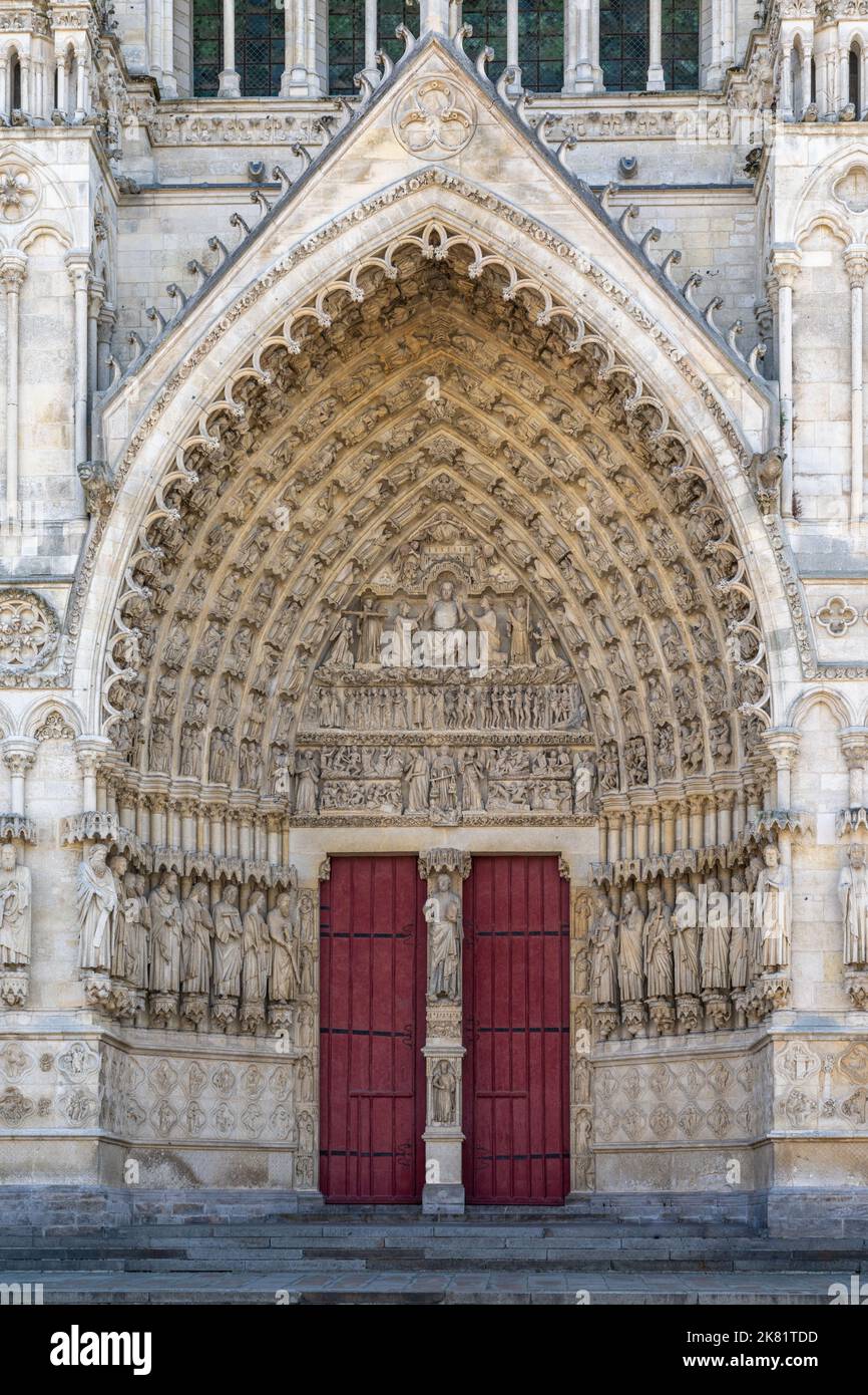 Amiens, Francia - 12 settembre, 2022: Vista ravvicinata della porta principale del Portale Ovest della Cattedrale di Amiens Foto Stock