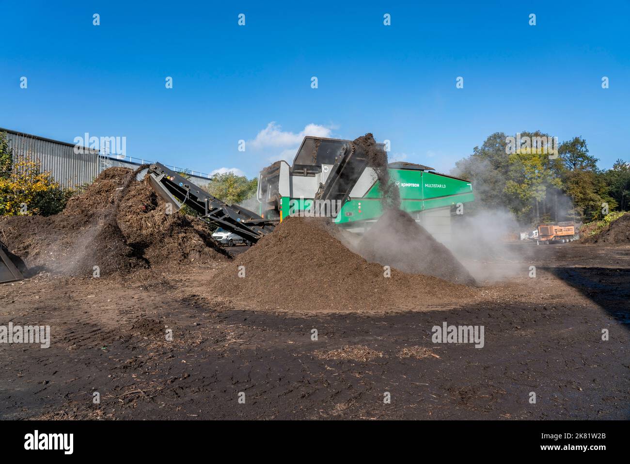 Impianto di compostaggio, biowaste è compostato, ordinato per taglia, parti più piccole sono riutilizzate come compostaggio, parti più grossolane sono bruciate in una pianta di potere di biomassa e co Foto Stock