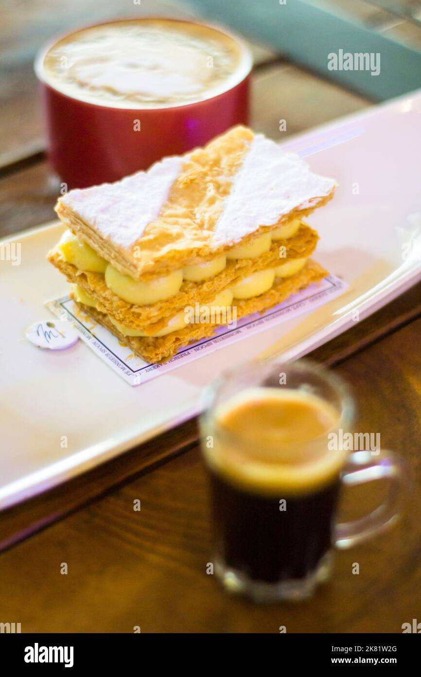 Un dessert di pasticceria Napoleone a strati in un ristorante a Bali, Indonesia Foto Stock