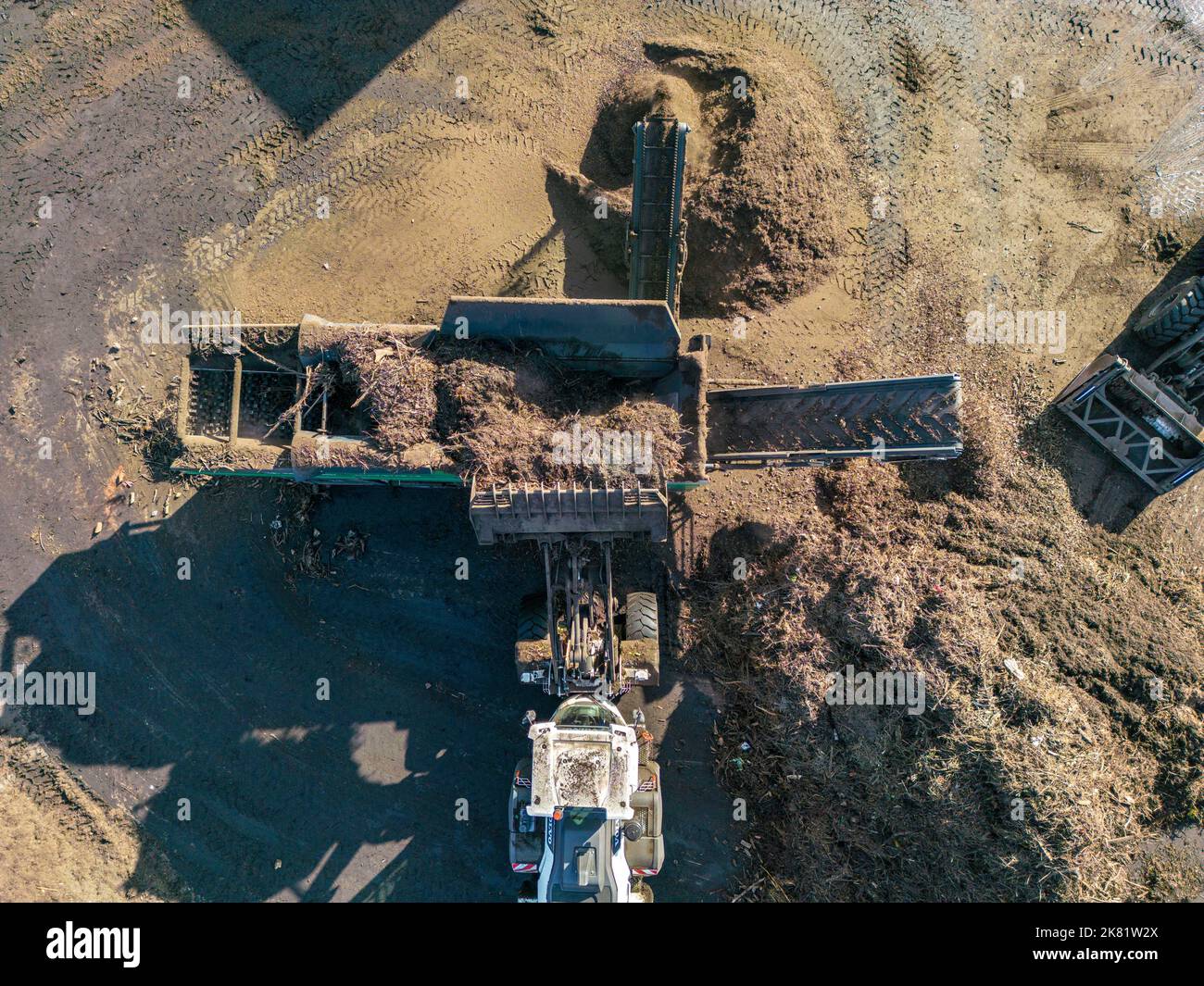 Impianto di compostaggio, biowaste è compostato, ordinato per taglia, parti più piccole sono riutilizzate come compostaggio, parti più grossolane sono bruciate in una pianta di potere di biomassa e co Foto Stock