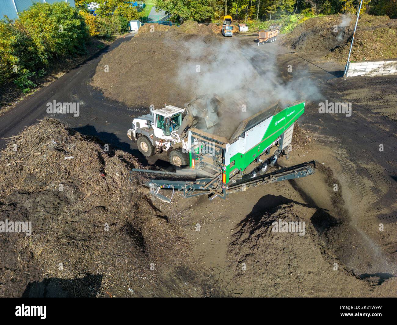 Impianto di compostaggio, biowaste è compostato, ordinato per taglia, parti più piccole sono riutilizzate come compostaggio, parti più grossolane sono bruciate in una pianta di potere di biomassa e co Foto Stock