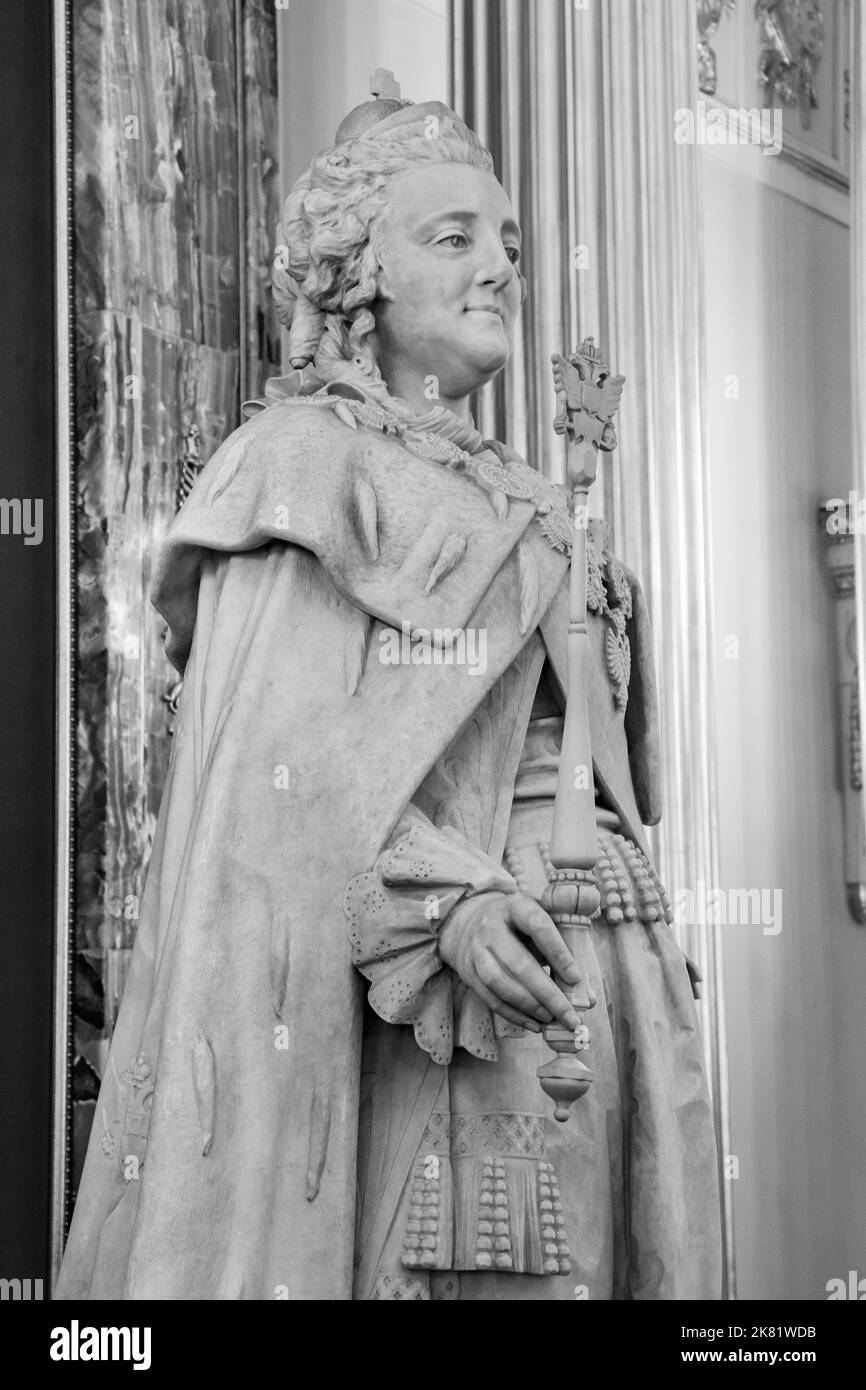 Mosca, Russia, 23 Ottobre 2019: Statua dell'imperatrice Caterina la Grande nel Golden Hall del grande palazzo Tsaritsyn nella riserva del museo Kuskovo. Russo Foto Stock