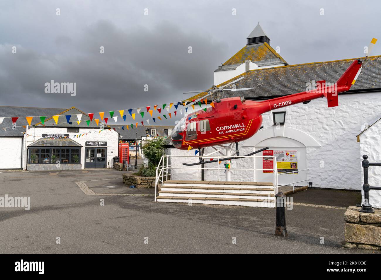 Land's End, Regno Unito - 3 settembre 2022: L'elicottero della mostra Cornwall Air Ambulance nel complesso turistico Land's End di Cornwall Foto Stock