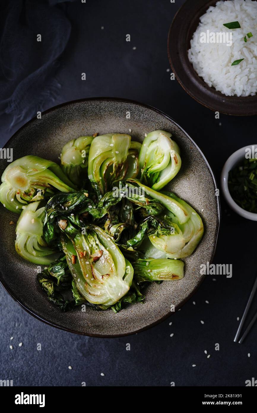 Asian Bok Choy mescolare fy con aglio e semi di sesamo, fuoco selettivo Foto Stock