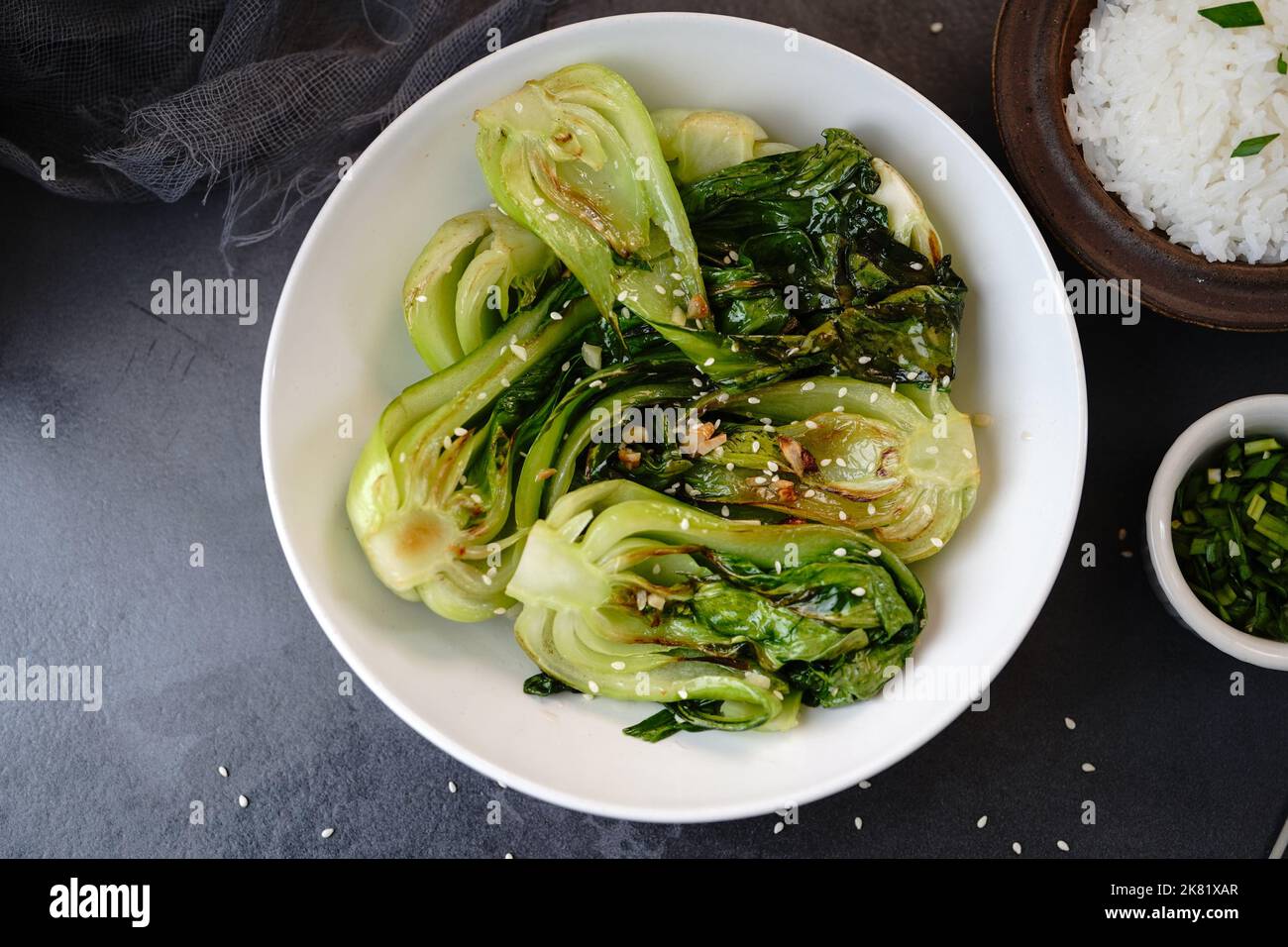 Asian Bok Choy mescolare fy con aglio e semi di sesamo, fuoco selettivo Foto Stock