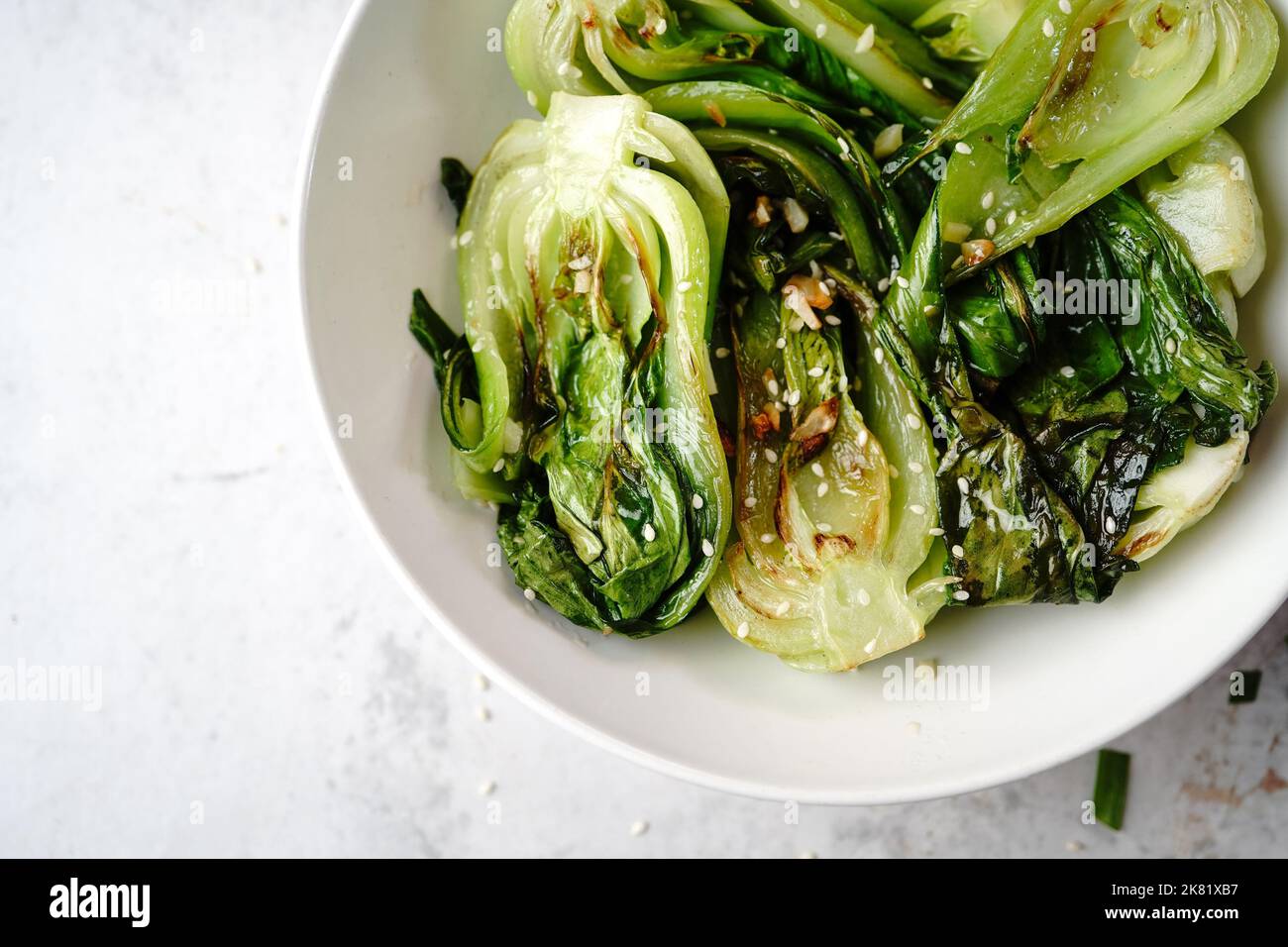 Asian Bok Choy mescolare fy con aglio e semi di sesamo, fuoco selettivo Foto Stock