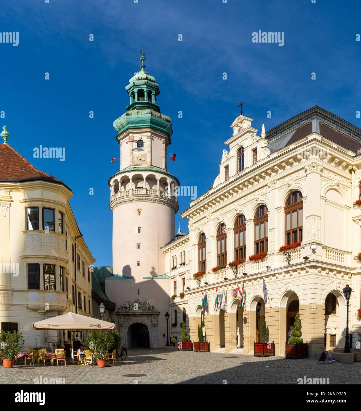 Sopron, Ungheria - 7 ottobre, 2022: Vista della storica Torre dei Vigili del fuoco e della piazza principale nel centro storico di Sopron Foto Stock