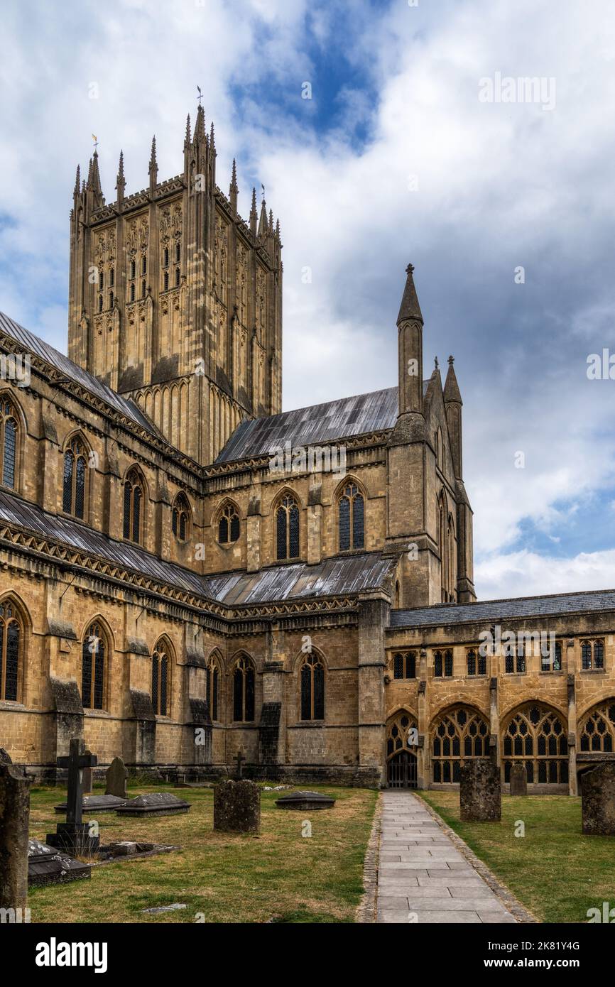 Wells, Regno Unito - 1 settembre, 2022: Vista del chiostro e cimitero della 12th-centruosa Cattedrale Gotica di Wells nel Somerset Foto Stock