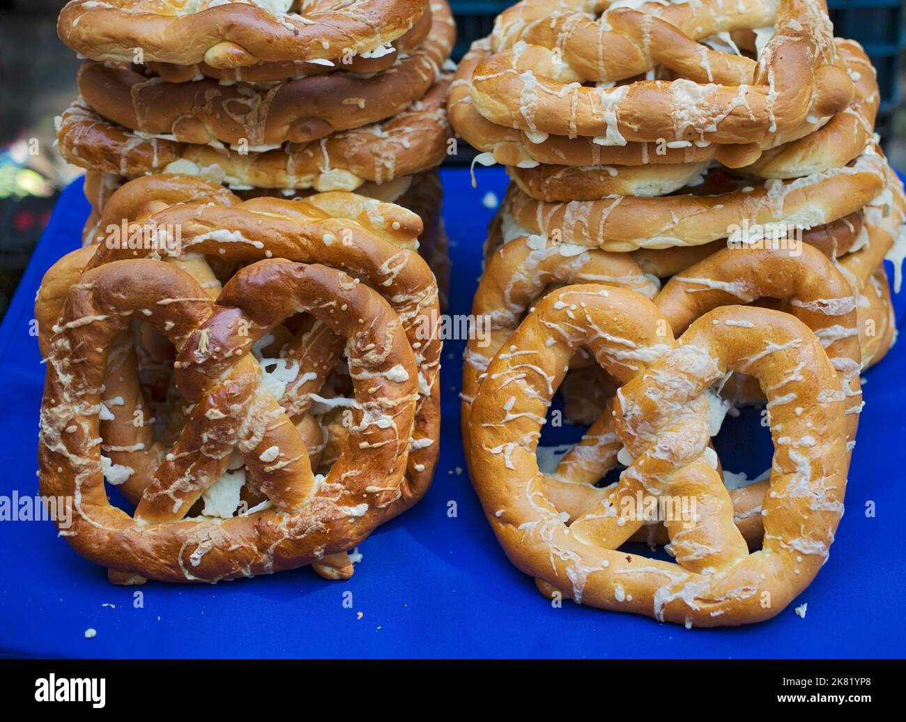 Un mucchio di pretzel tradizionale all'aperto sul tavolo Foto Stock