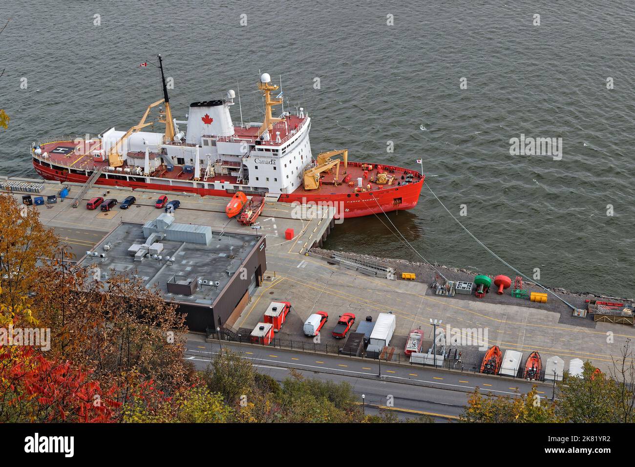 QUEBEC, CANADA, 8 ottobre 2022 : nave rossa al molo sul fiume Saint-Laurent sotto Promenade des Gouverneurs. Foto Stock