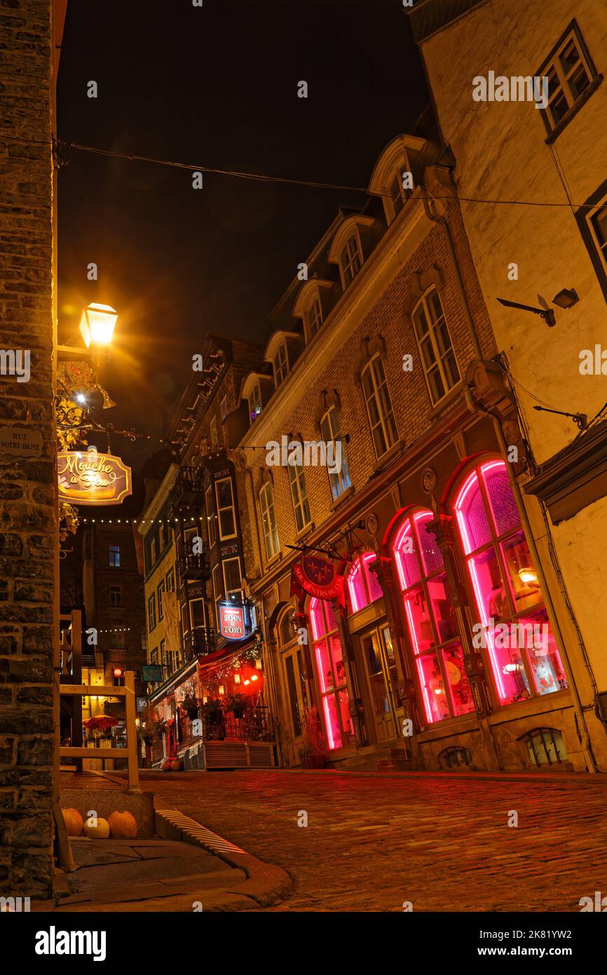 QUEBEC, CANADA, 8 ottobre 2022 : le piccole strade della città di Quebec del quartiere di Petit Champlain di notte. Il quartiere prende il nome da Samuel de Champlain Who Foto Stock