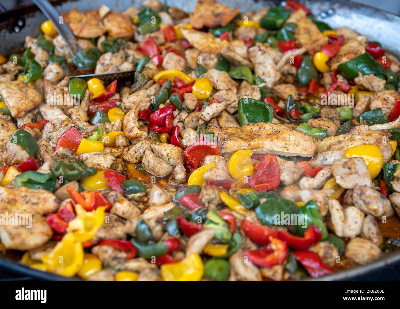 Cibo di strada asiatico a base di carne e verdure Foto Stock