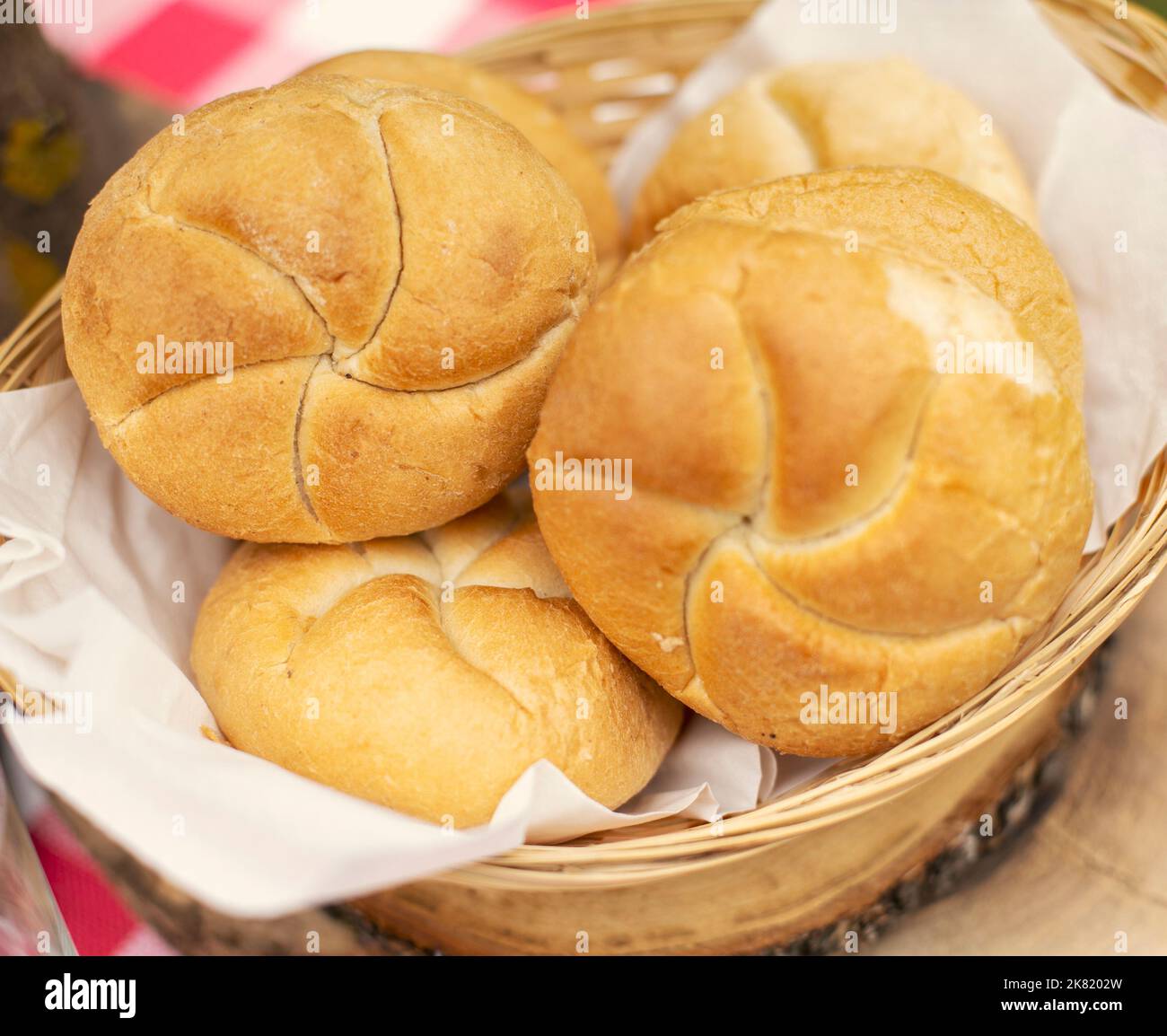Un mucchio di pane nel cestino Foto Stock