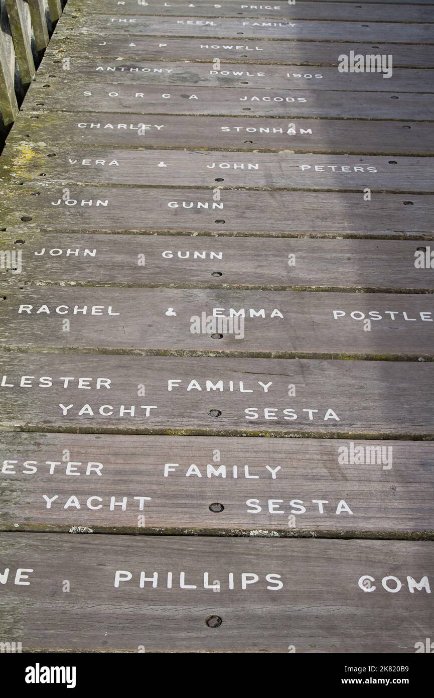 Assi di legno sponsorizzati dal pubblico per aiutare a ricostruire Yarmouth Pier, Isola di Wight, Regno Unito Foto Stock