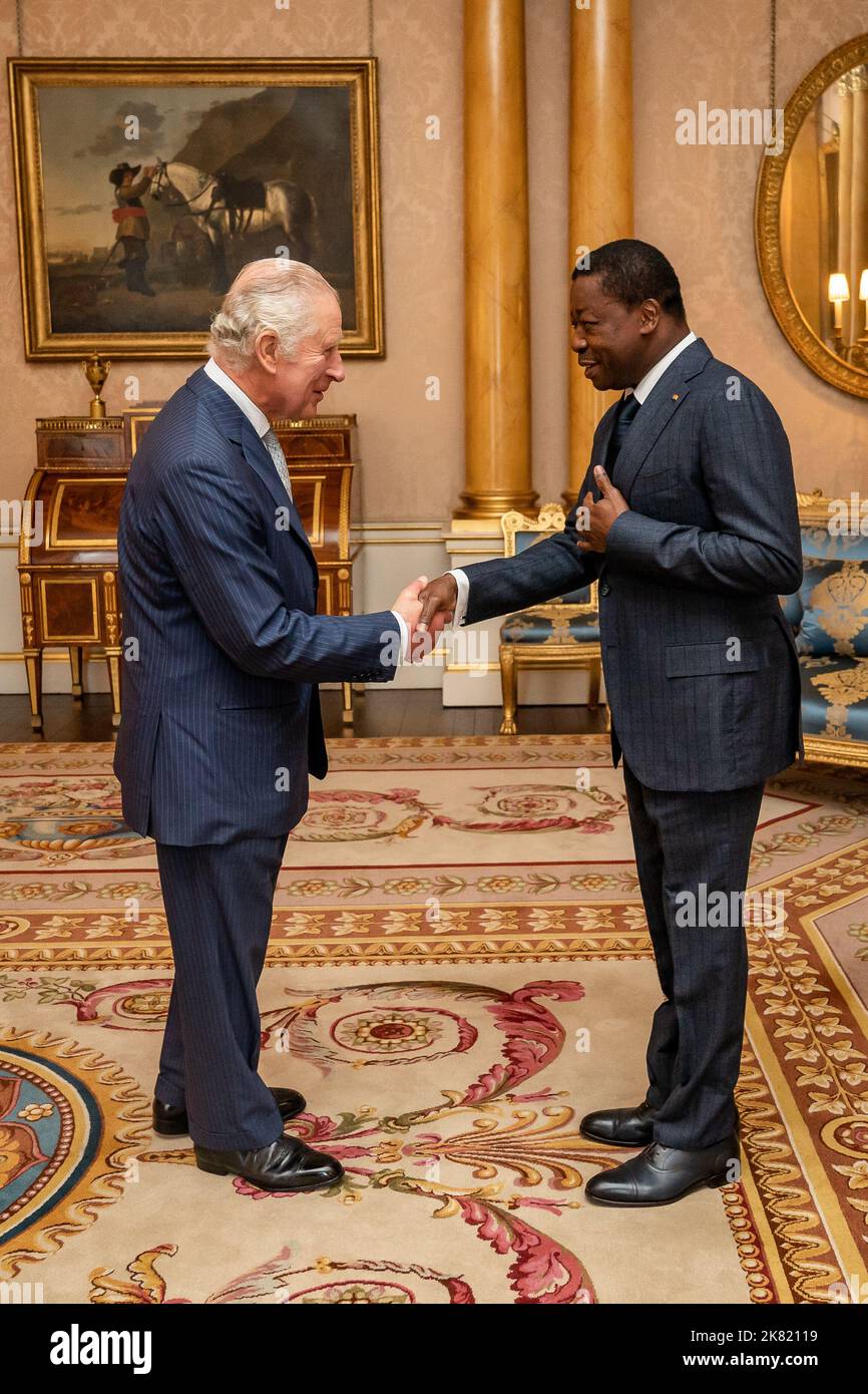 Re Carlo III durante un'udienza con il Presidente della Repubblica Togolese Faure Gnassingbe a Buckingham Palace, Londra. Data immagine: Giovedì 20 ottobre 2022. Foto Stock