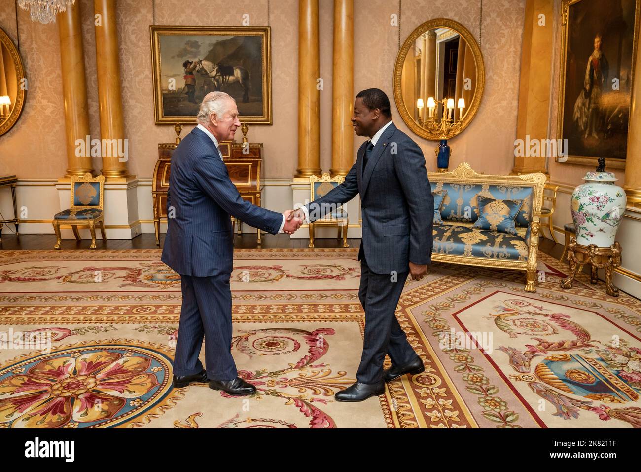 Re Carlo III durante un'udienza con il Presidente della Repubblica Togolese Faure Gnassingbe a Buckingham Palace, Londra. Data immagine: Giovedì 20 ottobre 2022. Foto Stock