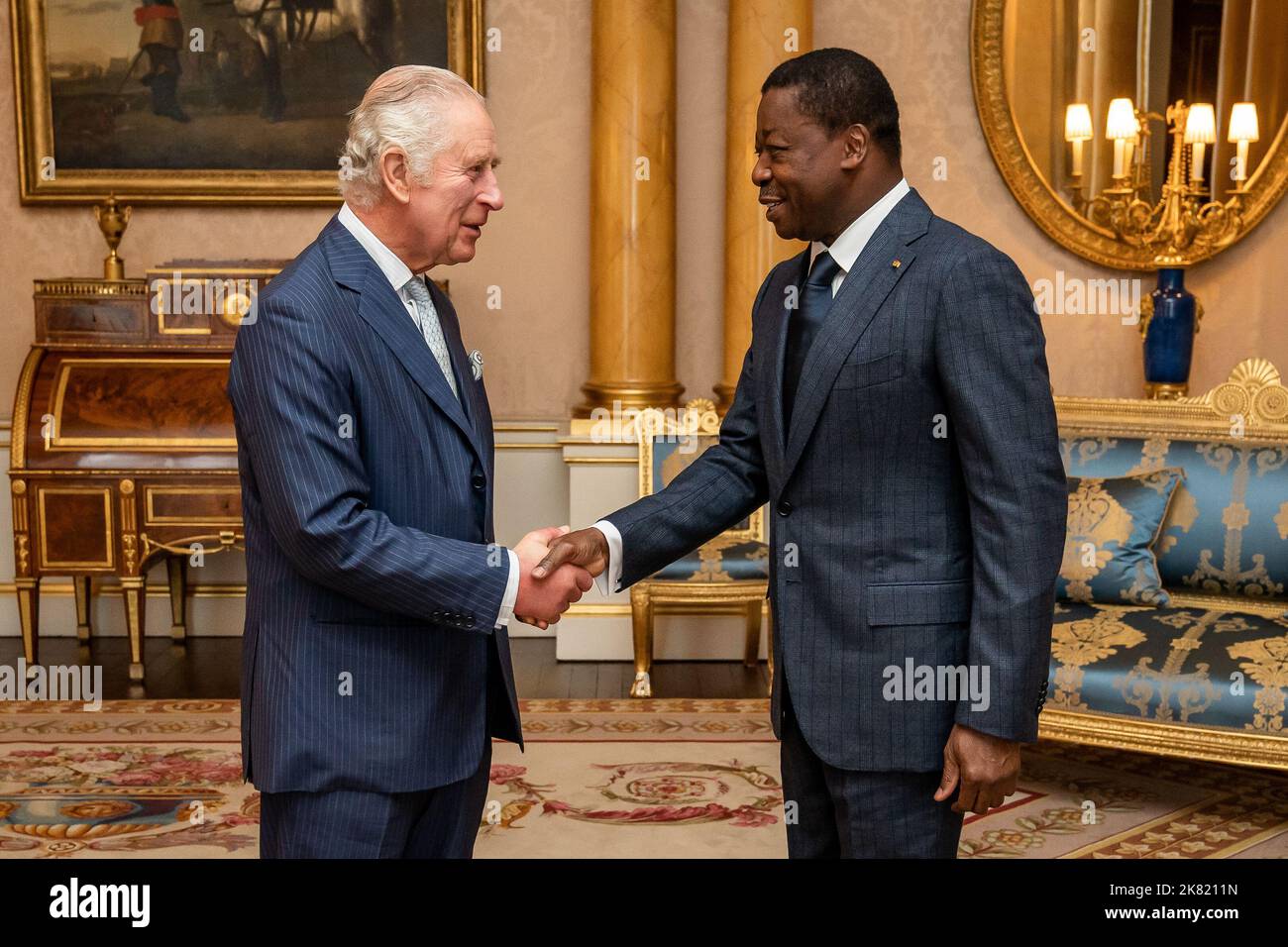 Re Carlo III durante un'udienza con il Presidente della Repubblica Togolese Faure Gnassingbé a Buckingham Palace, Londra. Data immagine: Giovedì 20 ottobre 2022. Foto Stock