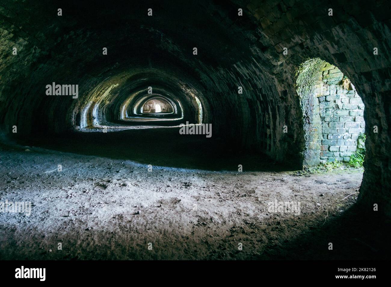 All'interno del vecchio Hoffman Lime Kiln presso il Craven Lime Works - un'attrazione turistica meno conosciuta a Stainforth nelle Yorkshire Dales. REGNO UNITO Foto Stock