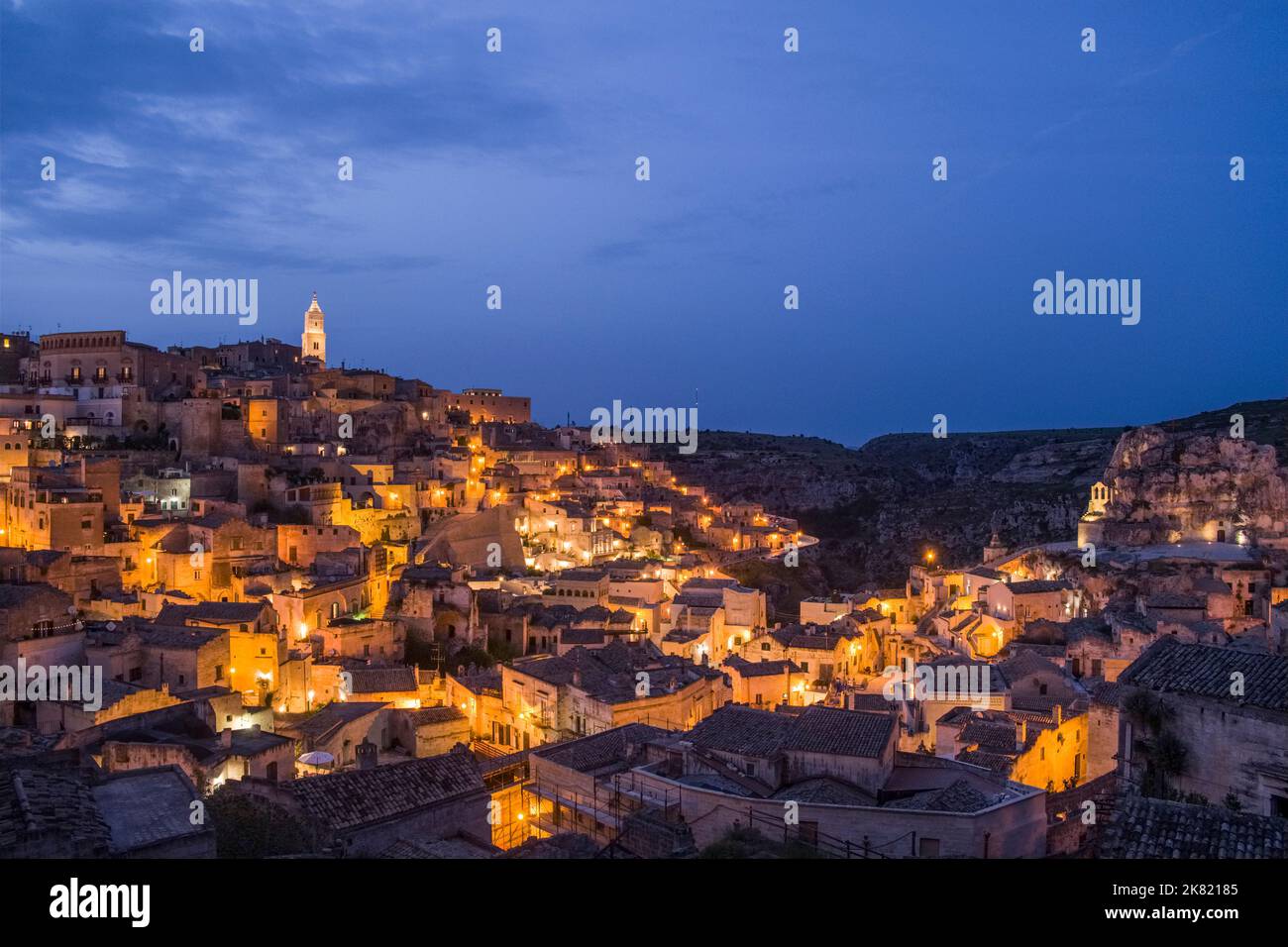 Italia, Basilicata regione: Matera. Il quartiere Sasso Caveoso di notte, con le sue abitazioni troglodite. La città è registrata come Unesco World Her Foto Stock