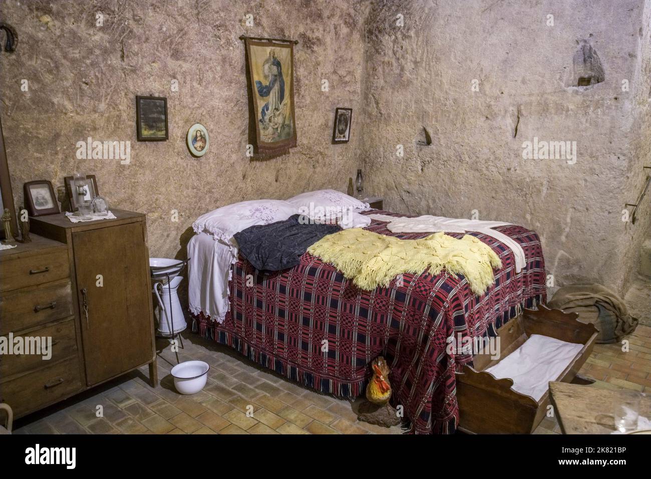 Italia, Basilicata regione: Matera. Interno di una tradizionale dimora troglodita. La città è dichiarata Patrimonio dell'Umanità dall'UNESCO Foto Stock