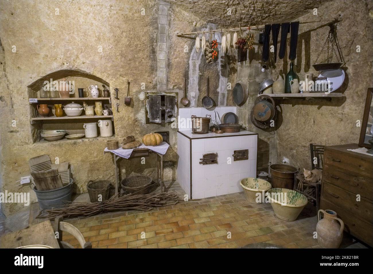 Italia, Basilicata regione: Matera. Interno di una tradizionale dimora troglodita. La città è dichiarata Patrimonio dell'Umanità dall'UNESCO Foto Stock