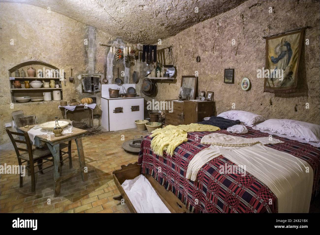 Italia, Basilicata regione: Matera. Interno di una tradizionale dimora troglodita. La città è dichiarata Patrimonio dell'Umanità dall'UNESCO Foto Stock