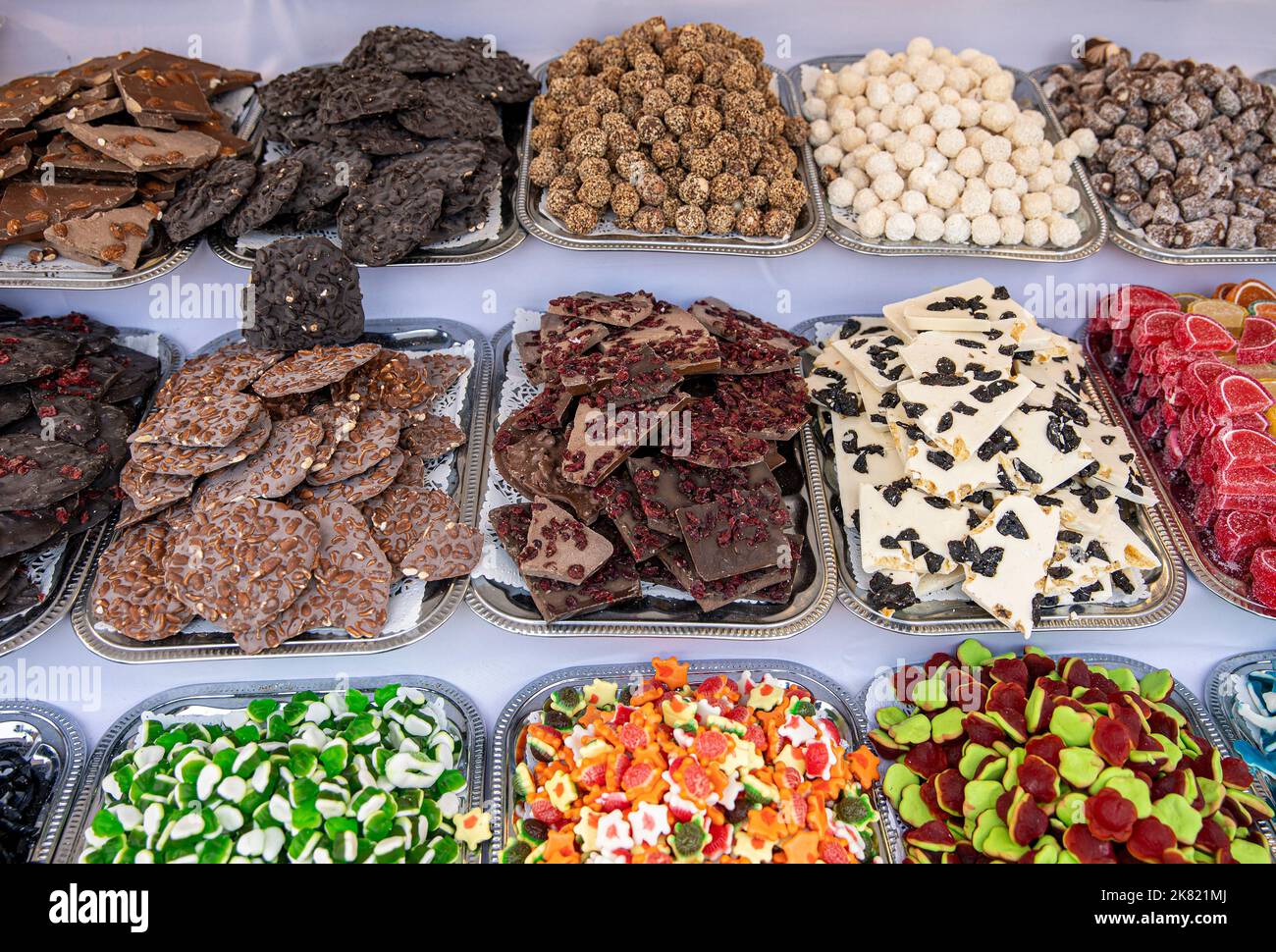 Mucchio di dolci dolci vari nel mercato Foto Stock