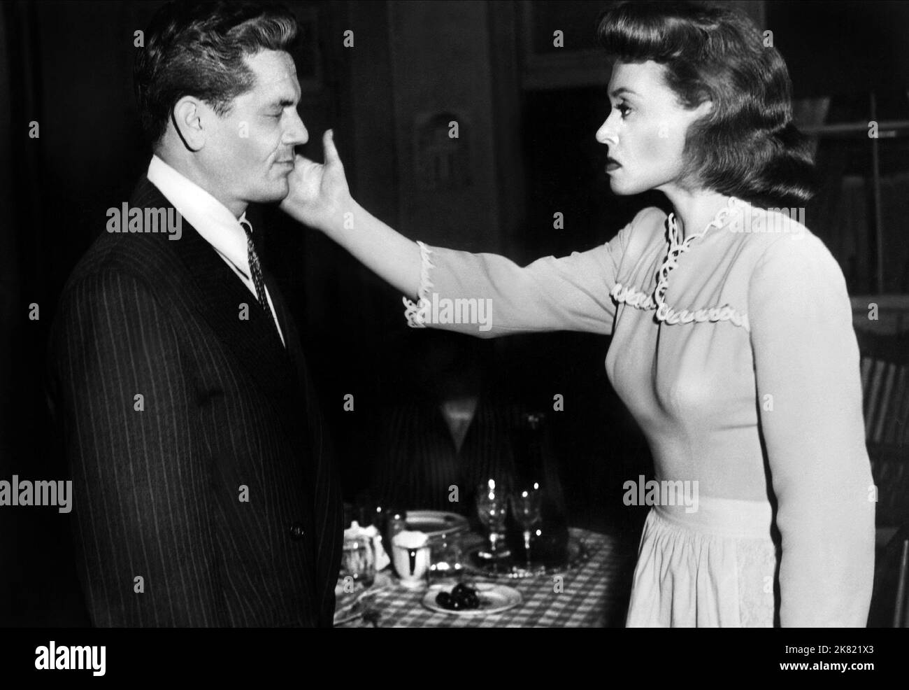 John Garfield & Lilli Palmer Film Body and Soul (1940) personaggi: Charlie Davis, Peg Born regista: Robert Rossen 22 agosto 1947 **ATTENZIONE** questa fotografia è ad uso esclusivamente editoriale ed è copyright di UNITED ARTISTS e/o del fotografo assegnato dalla Film or Production Company e può essere riprodotta solo da pubblicazioni in concomitanza con la promozione del suddetto Film. È richiesto un credito obbligatorio per GLI ARTISTI UNITI. Il fotografo deve essere accreditato anche se conosciuto. Nessun uso commerciale può essere concesso senza l'autorizzazione scritta di The Film Company. Foto Stock