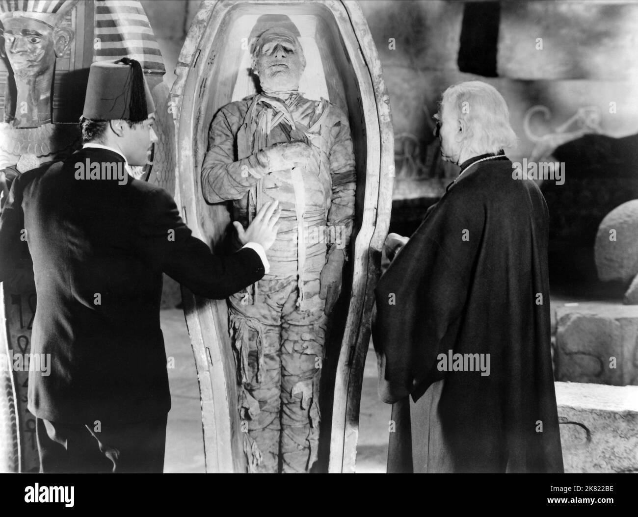 Turhan Bey, Lon Chaney Jr. & George Zucco Film: La tomba di Mummy (USA 1942) personaggi: Mehemet Bey, Kharis, la mamma, Andoheb regista: Harold Young 23 ottobre 1942 **AVVERTENZA** questa fotografia è solo per uso editoriale ed è copyright di IMMAGINI UNIVERSALI e/o del fotografo assegnato dalla Film o dalla Production Company e può essere riprodotta solo da pubblicazioni in concomitanza con la promozione del film di cui sopra. È richiesto un credito obbligatorio per LE FOTO UNIVERSALI. Il fotografo deve essere accreditato anche quando è noto. Nessun uso commerciale può essere concesso senza l'autorizzazione scritta di Foto Stock