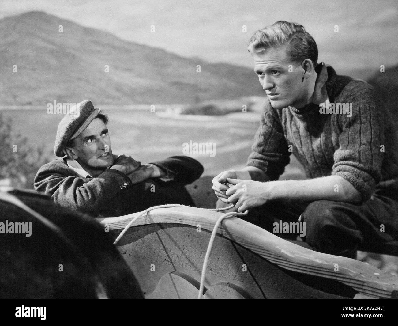 John Laurie & Gordon Jackson Film: Floodtide (1949) personaggi: Joe Drummond & David Shields regista: Frederick Wilson 15 marzo 1949 **AVVERTENZA** questa fotografia è solo per uso editoriale ed è copyright di RANK e/o del fotografo assegnato dalla Film o dalla Production Company e può essere riprodotta solo da pubblicazioni in concomitanza con la promozione del film di cui sopra. È richiesto un credito obbligatorio per LA CLASSIFICA. Il fotografo deve essere accreditato anche quando è noto. Nessun uso commerciale può essere concesso senza autorizzazione scritta da parte della Film Company. Foto Stock