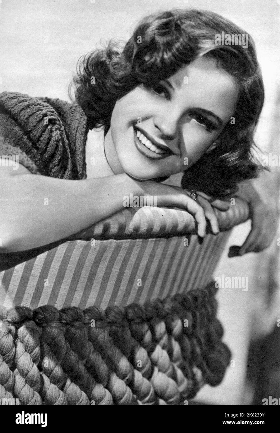 Judy Garland Film Strike Up the Band (1945) personaggi: Mary Holden regista: Busby Berkeley 27 settembre 1940 **ATTENZIONE** questa fotografia è solo per uso editoriale ed è copyright della MGM e/o del fotografo assegnato dalla Film o Production Company e può essere riprodotta solo da pubblicazioni in concomitanza con la promozione del suddetto Film. È richiesto un credito obbligatorio a MGM. Il fotografo deve essere accreditato anche se conosciuto. Nessun uso commerciale può essere concesso senza l'autorizzazione scritta di The Film Company. Foto Stock