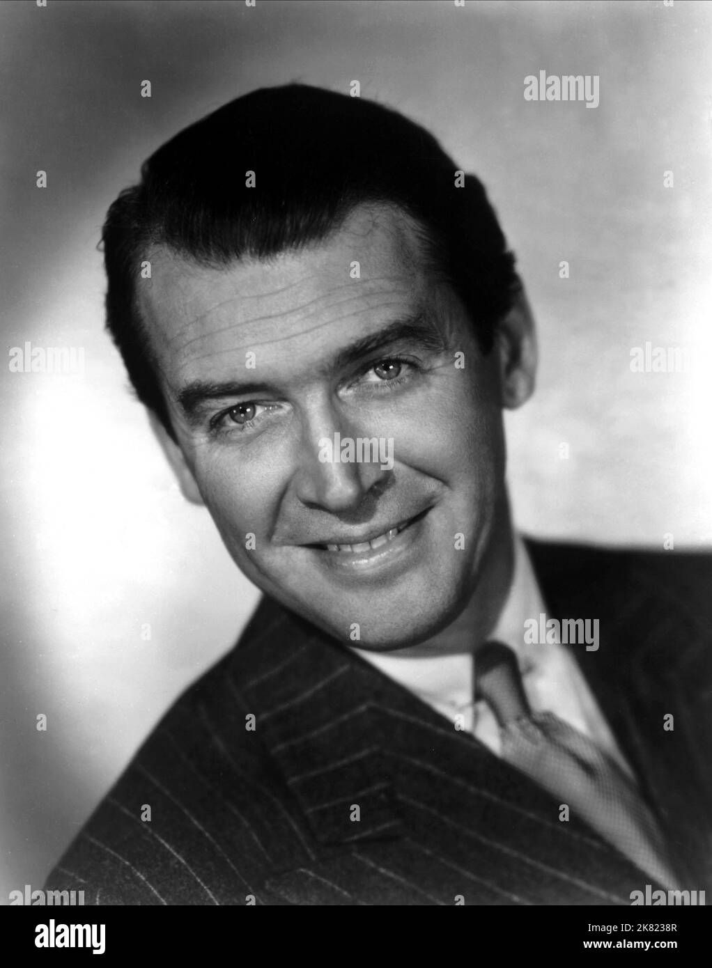 James Stewart Film IT'S A Wonderful Life (USA 1946) personaggi: George Bailey regista: Frank Capra 20 dicembre 1946 **WARNING** questa fotografia è solo per uso editoriale ed è copyright di RKO e/o The Photographer assegnato dalla Film or Production Company e può essere riprodotta solo da pubblicazioni in concomitanza con la promozione del suddetto Film. È richiesto un credito obbligatorio a RKO. Il fotografo deve essere accreditato anche se conosciuto. Nessun uso commerciale può essere concesso senza l'autorizzazione scritta di The Film Company. Foto Stock