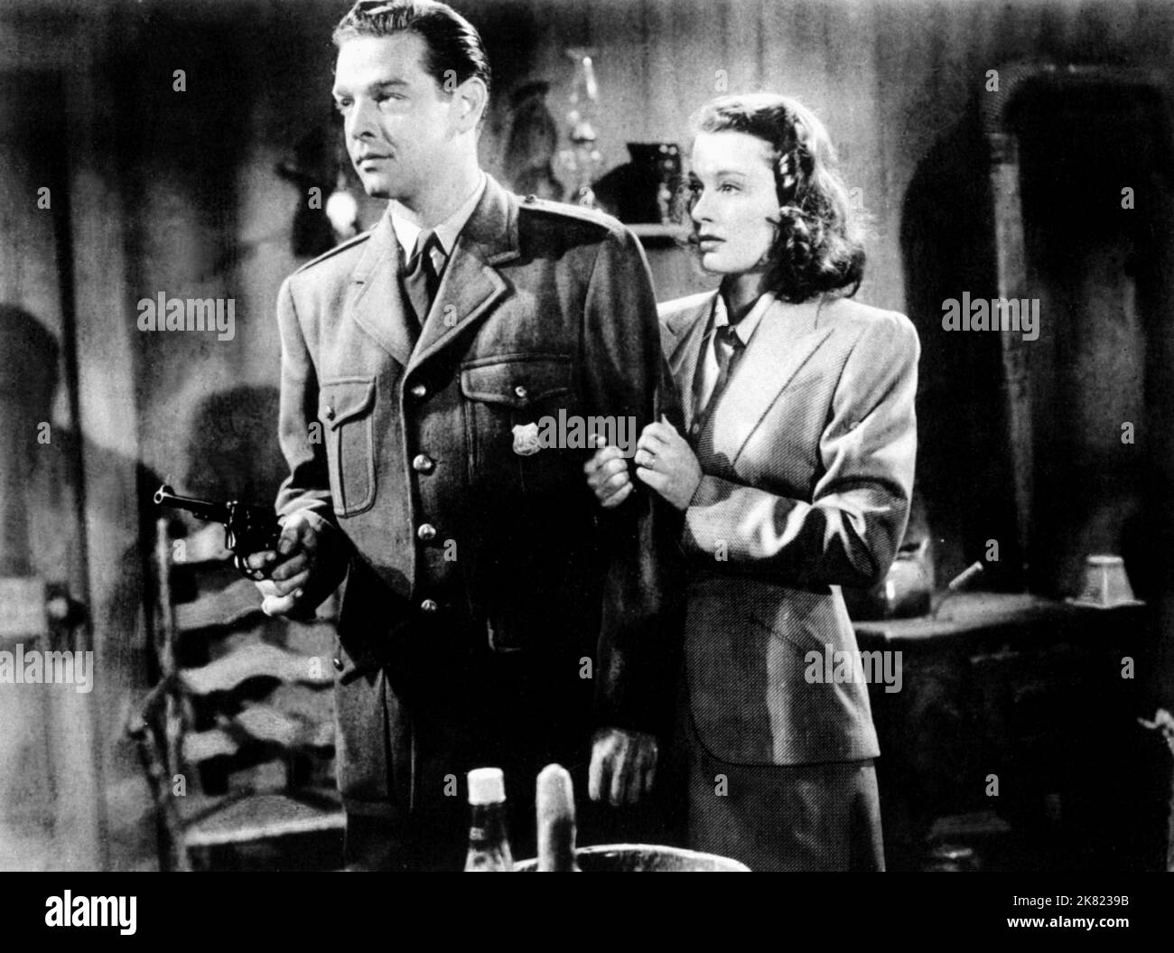 Robert Lowery & Ellen Drew Film Dark Mountain (1944) personaggi: Don Bradley & Kay Downey regista: William A. Berke 01 settembre 1944 **ATTENZIONE** questa fotografia è ad uso esclusivamente editoriale ed è copyright della PARAMOUNT e/o del fotografo assegnato dalla Film o Production Company e può essere riprodotta solo da pubblicazioni in concomitanza con la promozione del suddetto Film. È richiesto un credito obbligatorio per LA PRIORITÀ. Il fotografo deve essere accreditato anche se conosciuto. Nessun uso commerciale può essere concesso senza l'autorizzazione scritta di The Film Company. Foto Stock