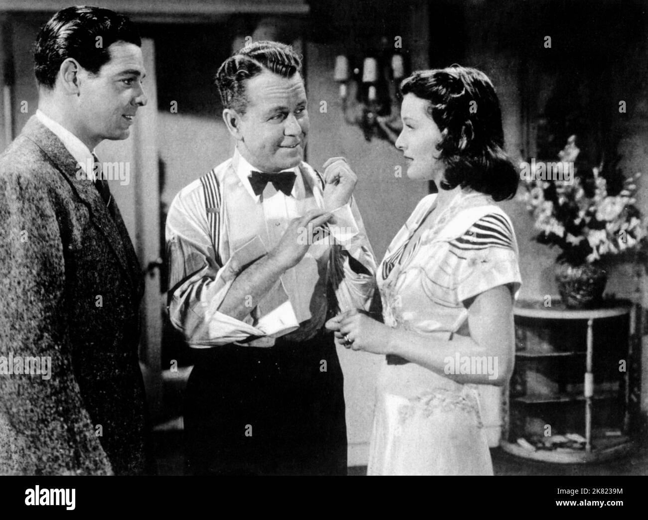 Robert Lowery, Regis Toomey & Ellen Drew Film Dark Mountain (1944) personaggi: Don Bradley, Steve Downey & Kay Downey regista: William A. Berke 01 settembre 1944 **ATTENZIONE** questa fotografia è ad uso esclusivamente editoriale ed è copyright della PARAMOUNT e/o del fotografo assegnato dalla Film o Production Company e può essere riprodotta solo da pubblicazioni in concomitanza con la promozione del suddetto Film. È richiesto un credito obbligatorio per LA PRIORITÀ. Il fotografo deve essere accreditato anche se conosciuto. Nessun uso commerciale può essere concesso senza l'autorizzazione scritta di The Film Company. Foto Stock