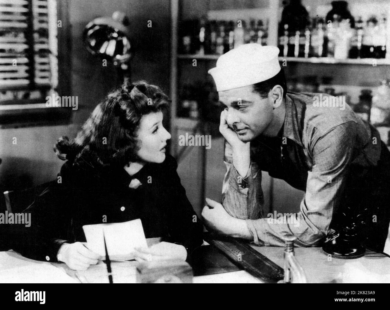 Jean Parker & Robert Lowery Film: The Navy Way (1949) personaggi: Ellen Sayre & Johnny Zumano aka Johnny Jersey regista: William A. Berke 25 febbraio 1944 **AVVERTENZA** questa fotografia è solo per uso editoriale ed è copyright di PARAMOUNT e/o del fotografo assegnato dalla Film o dalla Production Company e può essere riprodotta solo da pubblicazioni in concomitanza con la promozione del film di cui sopra. È richiesto un credito obbligatorio a PARAMOUNT. Il fotografo deve essere accreditato anche quando è noto. Nessun uso commerciale può essere concesso senza autorizzazione scritta da parte della Film Company. Foto Stock